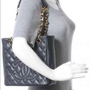 CHANEL petit shopper